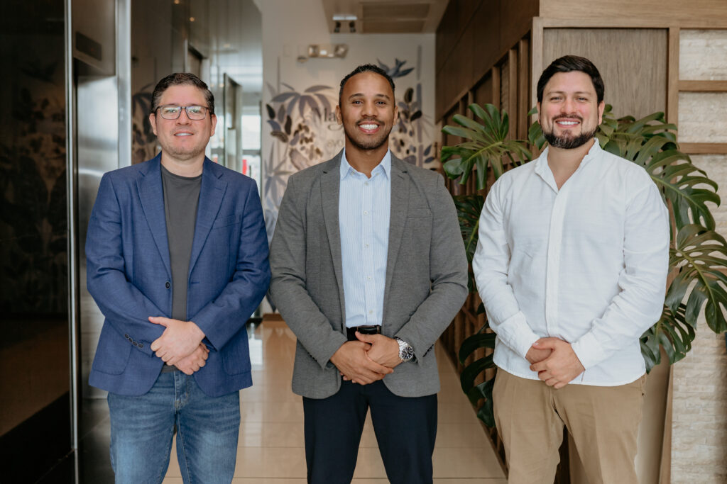 En la imagen, de izquierda a derecha: Jaime Bolaños, Director de Marketing de Bedagent; Jean Dorville, Representante de Grupo Hotelero Lopesan; y Alejandro Bolaños, CEO de Bedagent